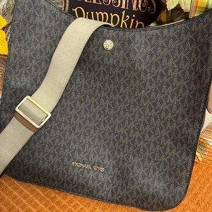 ❤️ 50% off list price Michael Kors Briley Large Messenger Crossbody Signature Mk